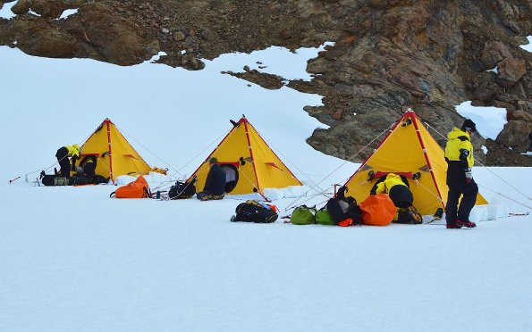 pyramída stan - Scott type - austrálsky SAR Search and Rescue team pri tréningu 2015.jpg