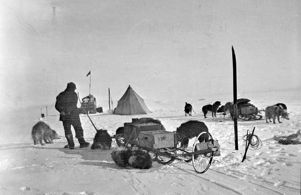 pyramída stan - Amundsen polar exp -coolantartica_com.jpg
