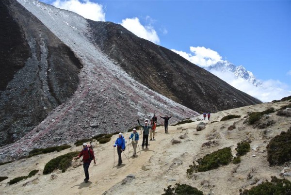 Trekking-into-Dingboche.jpg