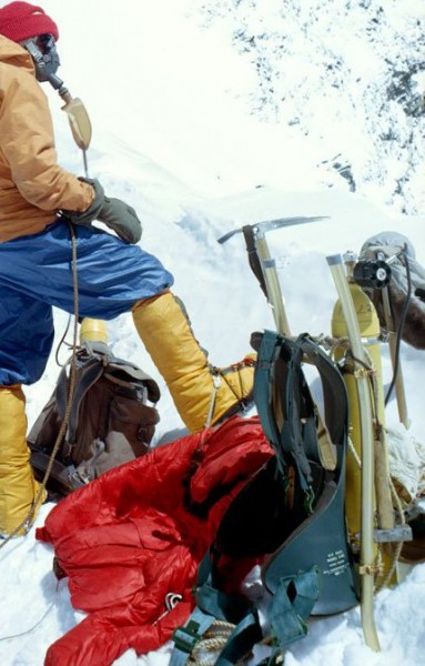 AmExpEverest 1963 - Hornbein and Willi Unsoeld West Ridge - batoh Kelty detail.jpg